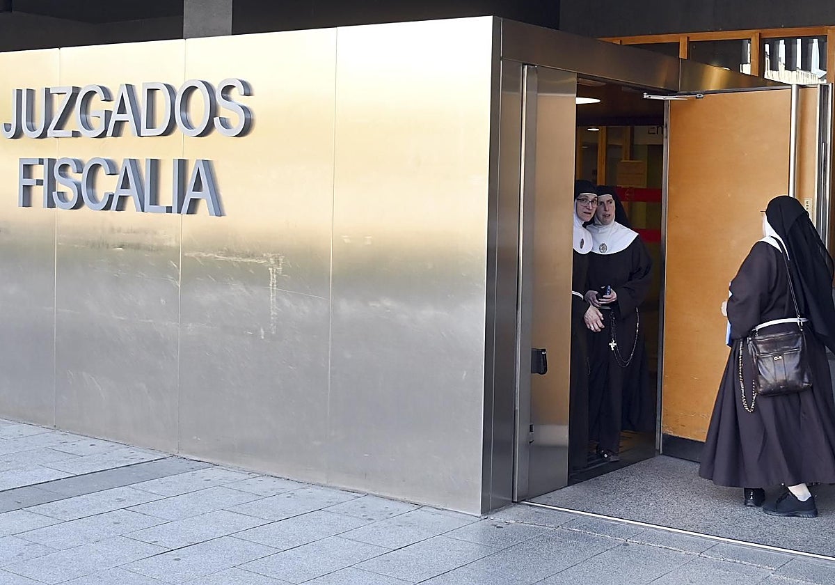 La exabadesa, junto a sor Sión y sor Paz (hoy fuera del convento) en los juzgados de Burgos hace un año