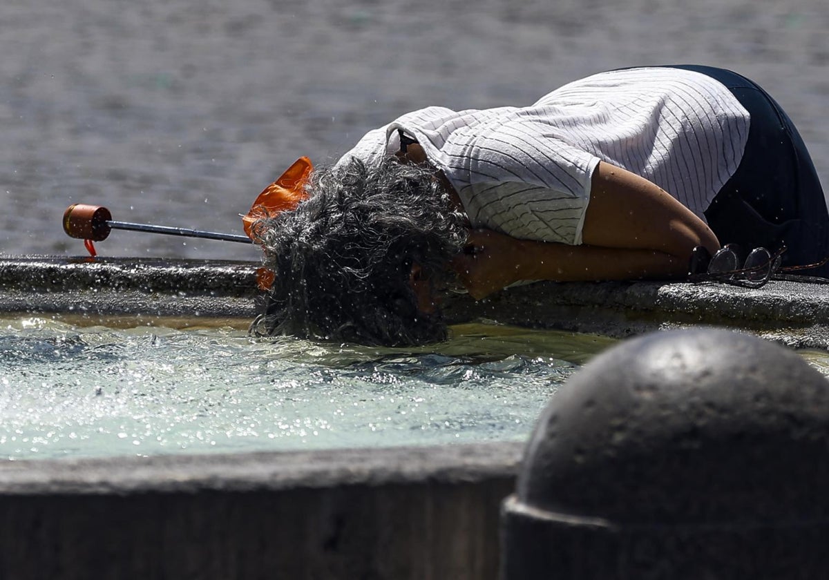 Una mujer se refresca en una fuente de Roma, el 28 de junio, durante la fuerte ola de calor que azota a los países de Europa central y sur