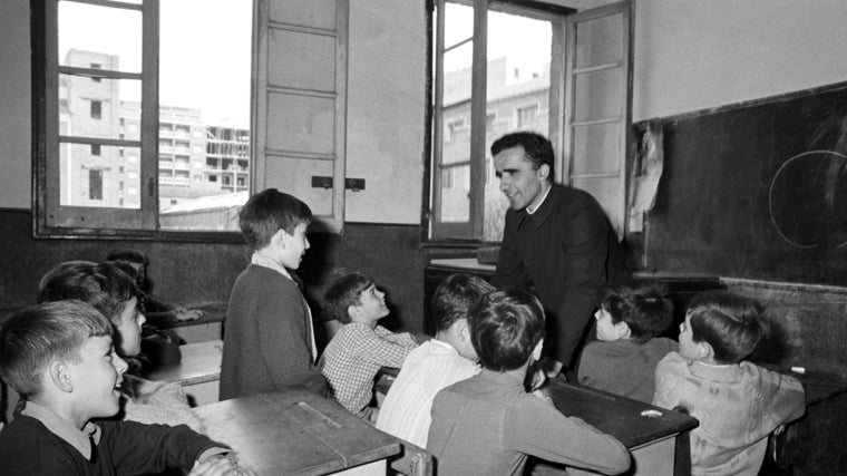 Un docente religioso realiza preguntas a sus alumnos durante una clase de religión en la Escuela de los Padres Salesianos de Atocha en 1970