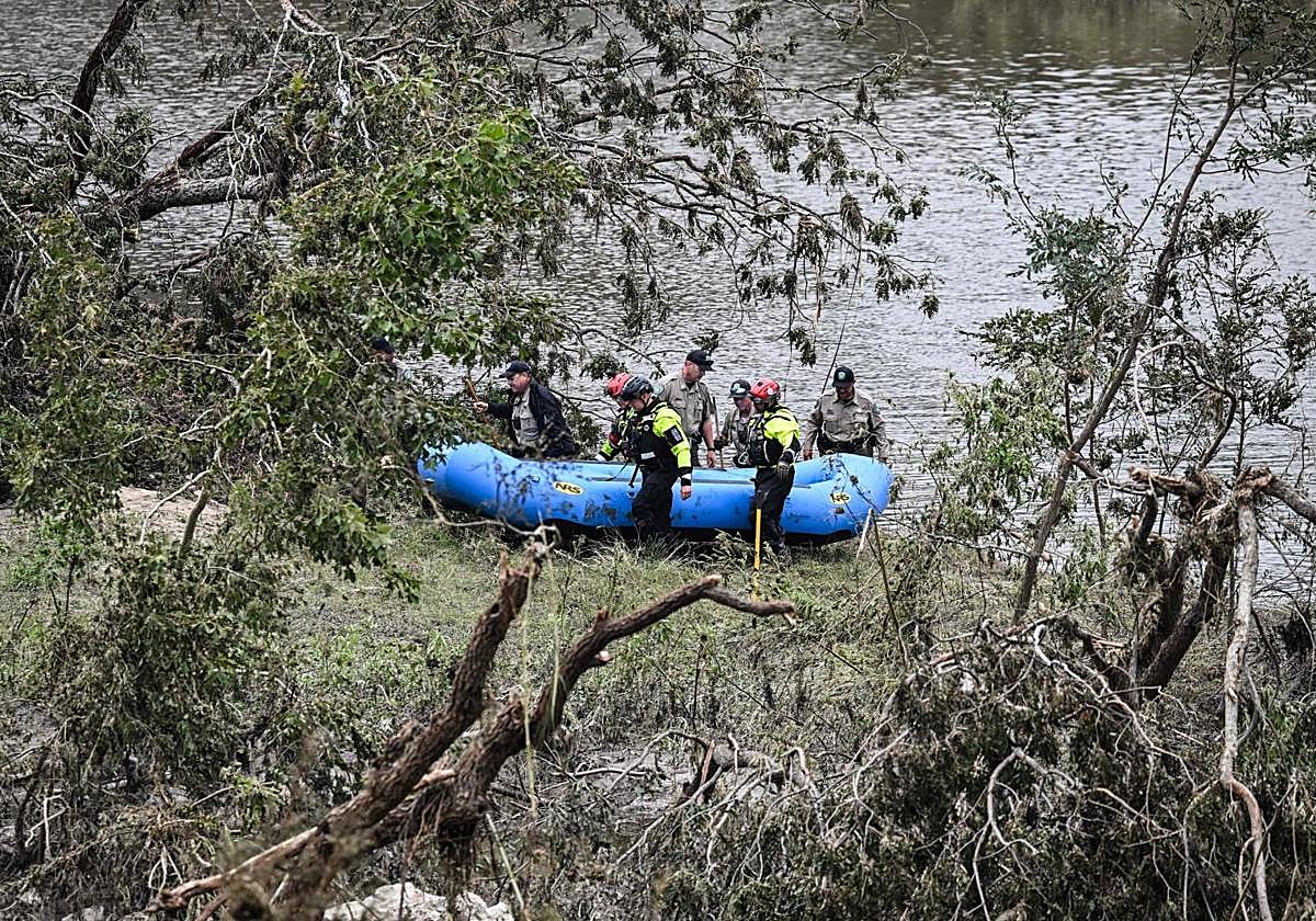 Miembros de un equipo de rescate buscan a personas desaparecidas en el río Guadalupe, en Kerrville, Texas, tras las graves inundaciones repentinas que se produjeron durante el fin de semana festivo del 4 de julio