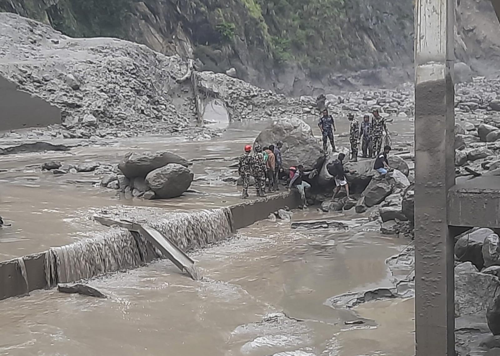 Soldados nepalíes durante una operación de rescate en la zona afectada por las inundaciones de Rasuwagadhi, Nepal
