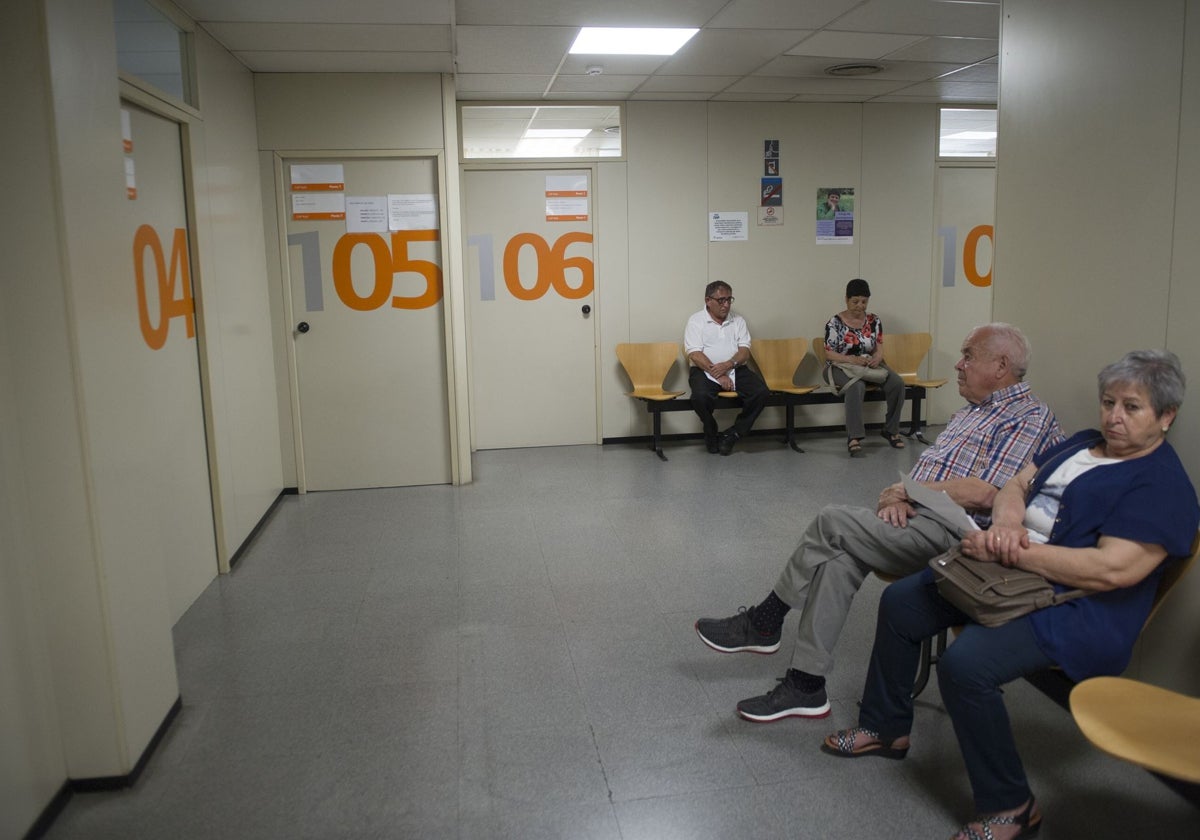 Pacientes esperan en la sala de espera de un centro para realizarse pruebas