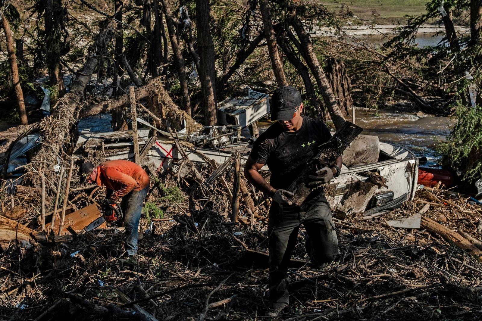 Equipos de limpieza retiran escombros de la ribera del río Guadalupe en Texas