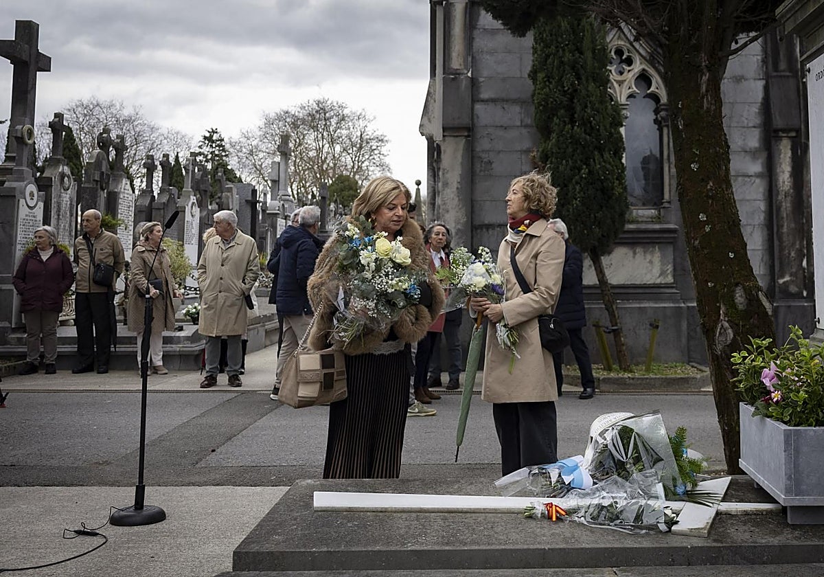 Consuelo Ordóñez y Ana Iríbar, hermana y mujer de Gregorio Ordóñez, asesinado por ETA, en el homenaje realizado en enero de 2025