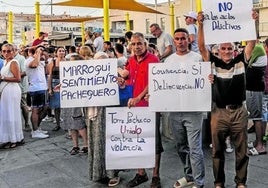 Varios vecinos se manifestaron ayer por la agresión sufrida por uno de los vecinos del pueblo