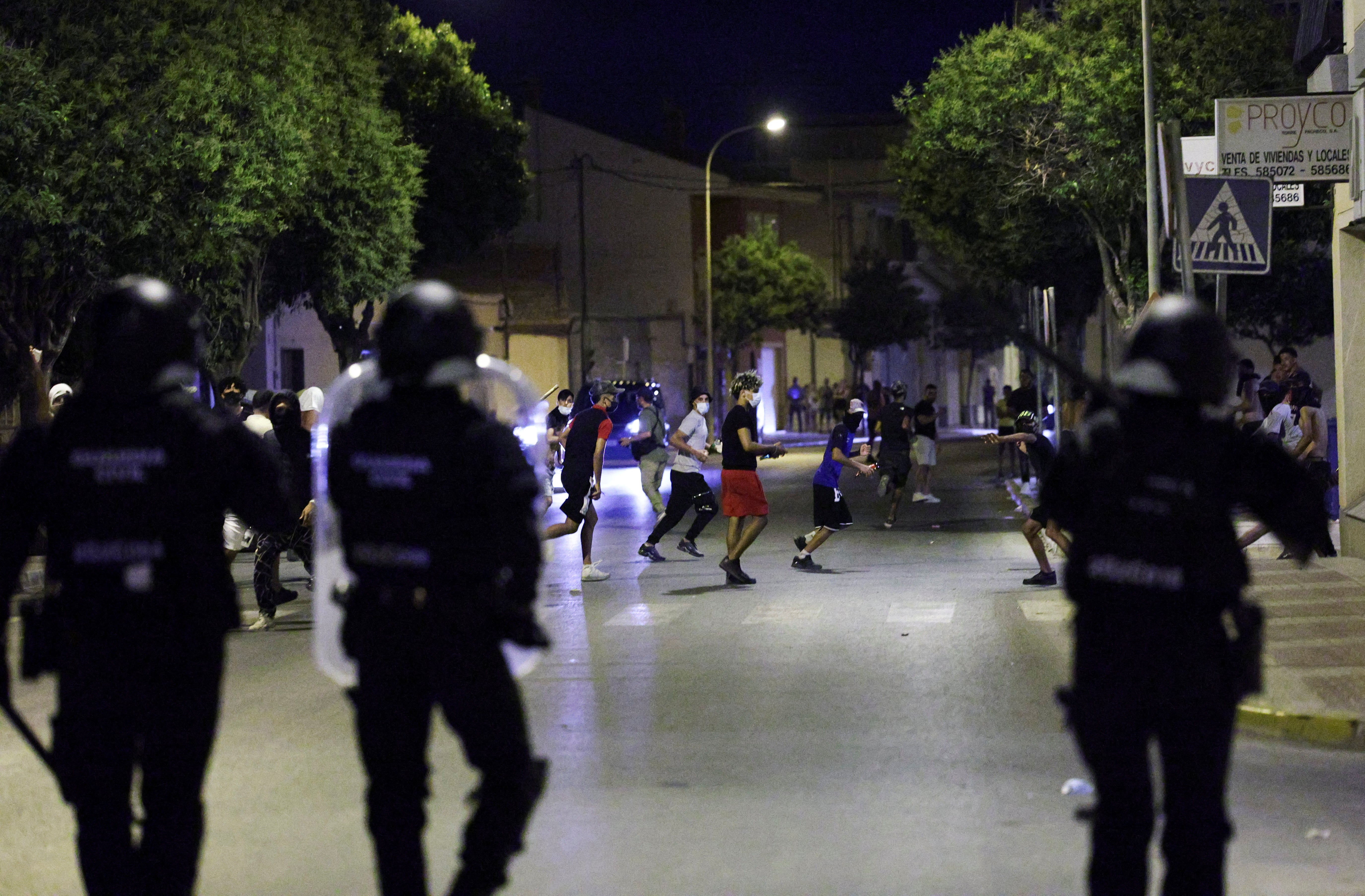 Una hora y media de violencia en la tercera noche en vela de Torre Pacheco: «Viene gente de fuera a pegarse con críos»