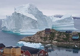 Un enorme iceberg amenaza el poblado de Innaarsuit en Groenlandia