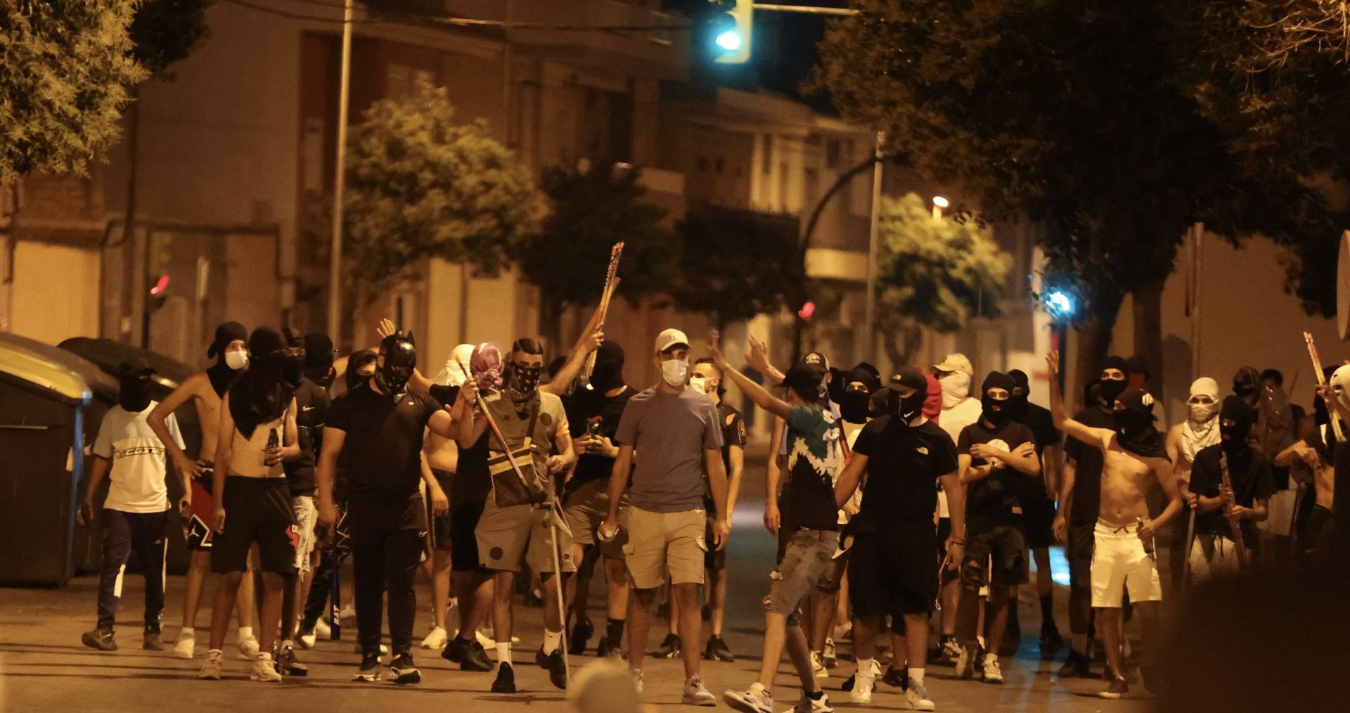 «Están en esa edad en la que se creen por encima de todo», señala un hombre que intenta poner sentido común en la cuarta noche de disturbios.