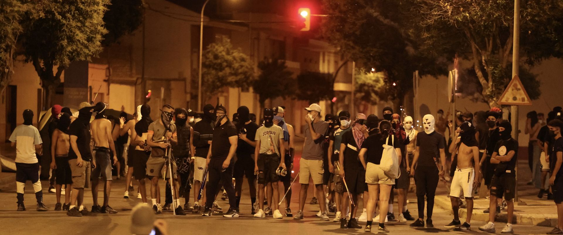 Asistentes a la cuarta noche de tensión en Torre Pacheco.