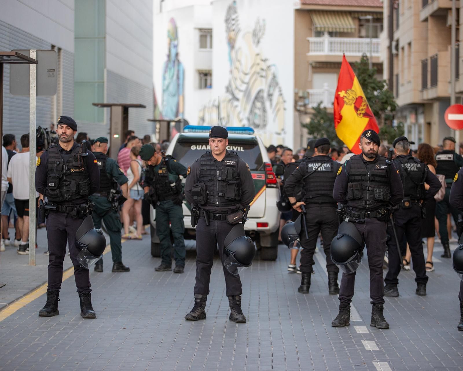 Miembros de la Guardia Civil junto a los manifestantes
