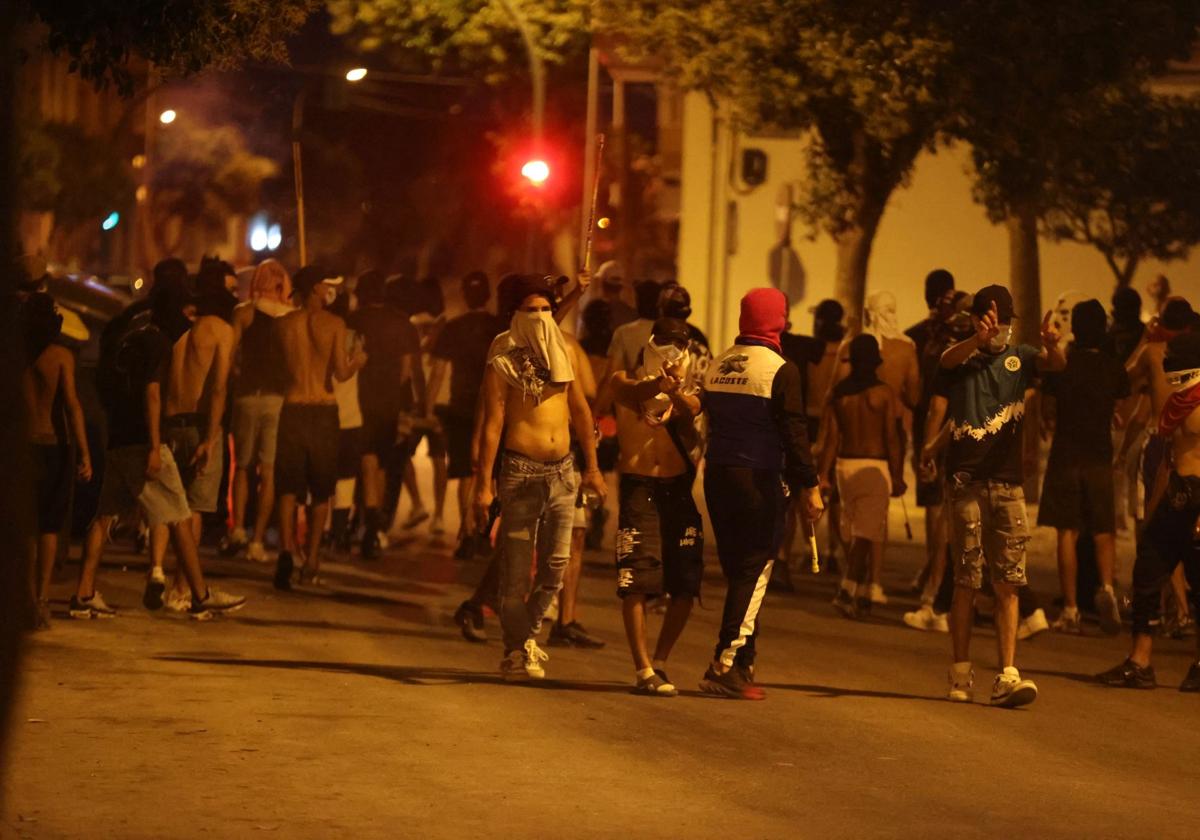 Personas concentradas en la calle en Torre Pacheco