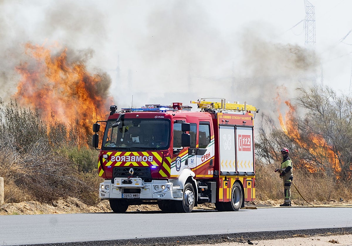 Bomberos trabajando en la extinción de un incendio la zona de La Rábida, en Palos, Huelva