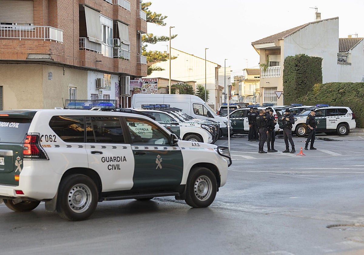 Agentes de la Guardia Civil cierran el tráfico este miércoles en el barrio de San Antonio de Torre Pacheco