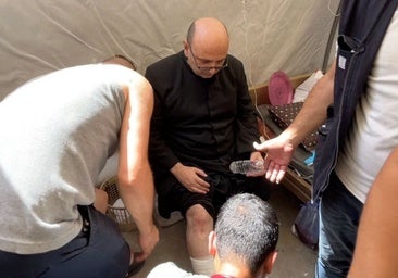 El párroco de Gaza que llamaba a diario el Papa Francisco, herido en un ataque de Israel