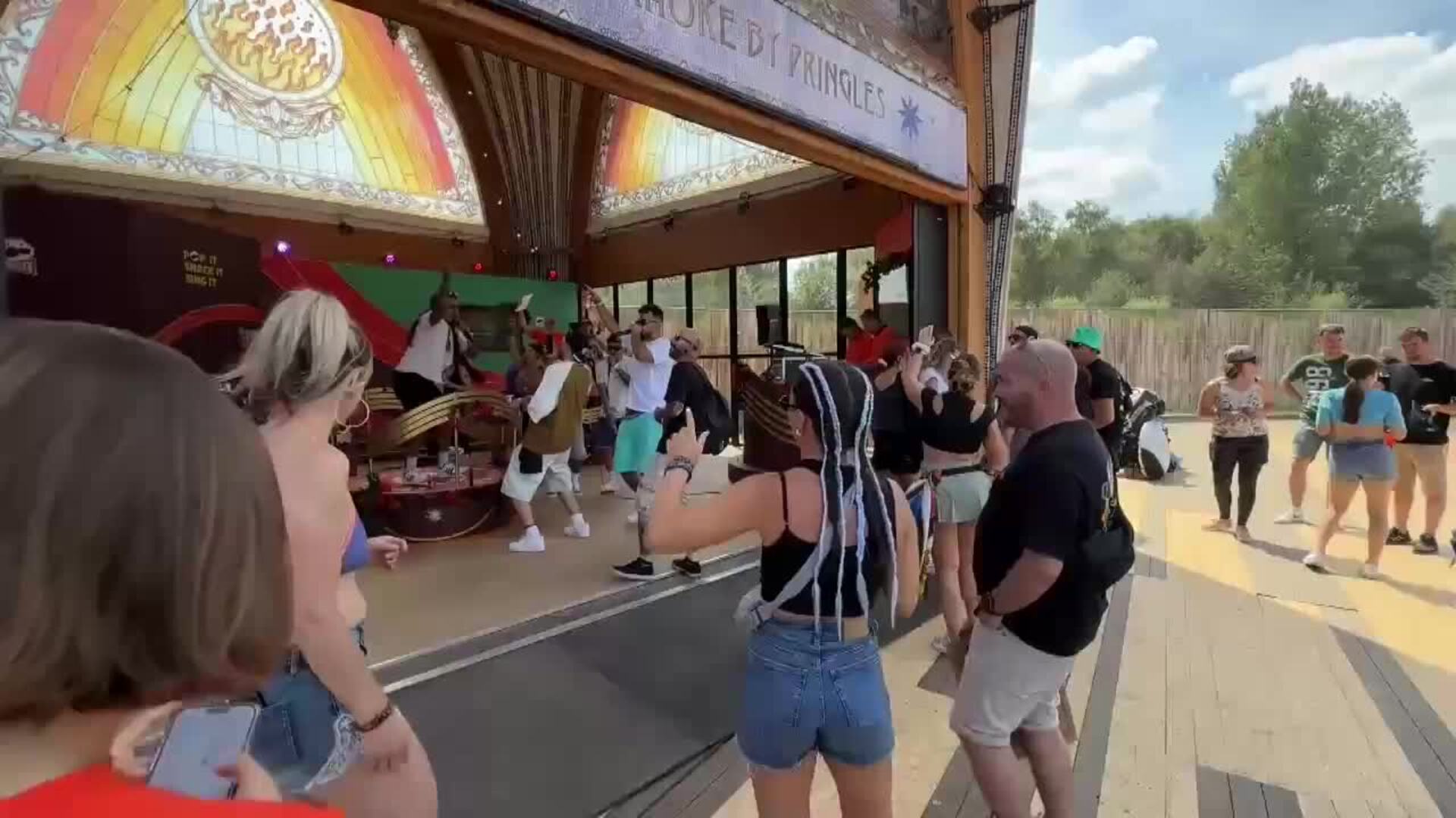 Tomorrowland trabaja contrarreloj para abrir sus puertas con dos alternativas posibles