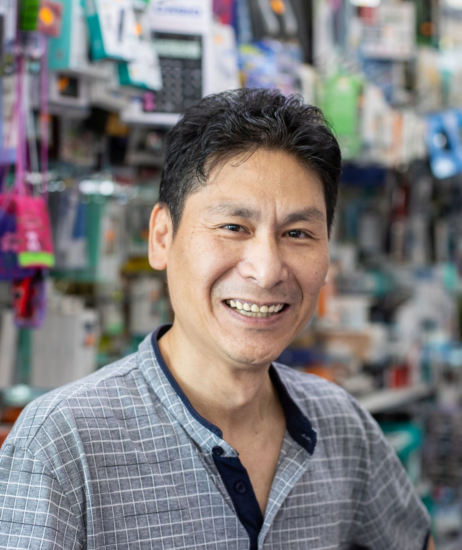 John, de 52 años, llegó de China a España hace 15 años. Primero estuvo en Alicante, donde están sus hijos y hace siete que está en Torre Pacheco. Tiene un bazar donde trabaja todo el día.