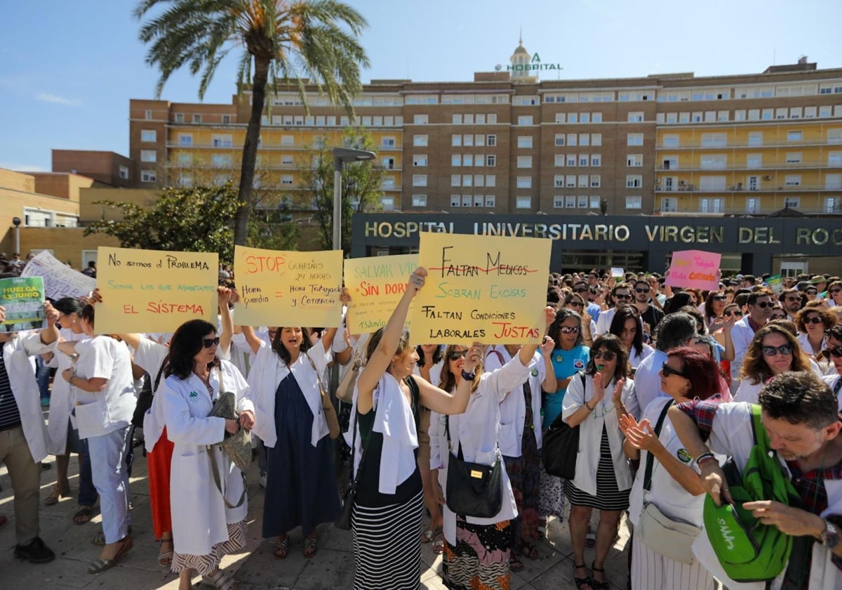 Protesta de los médicos el pasado junio frente al hospital Virgen del Rocío de Sevilla
