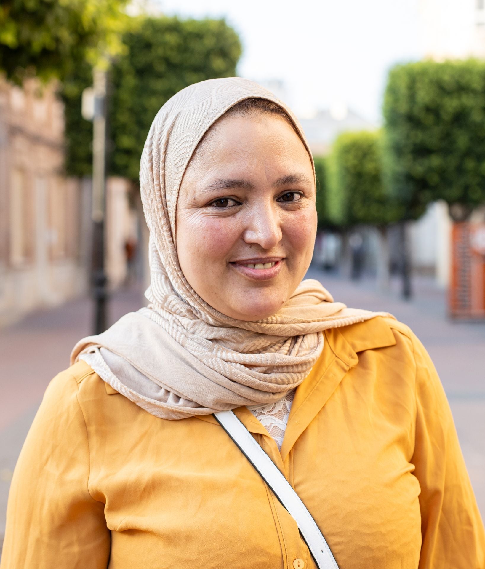 Con ocho años, Samira vino con su familia a Murcia, donde sus padres encontraron trabajo. Ahora, con 38 tiene dos hijos y trabaja en «su pueblo» en un almacén de frutas.