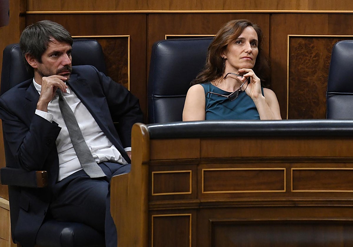 El ministro de Cultura, Ernest Urtasun y la ministra de Sanidad, Mónica García, durante una sesión plenaria extraordinaria, en el Congreso de los Diputados, a 22 de julio de 2025