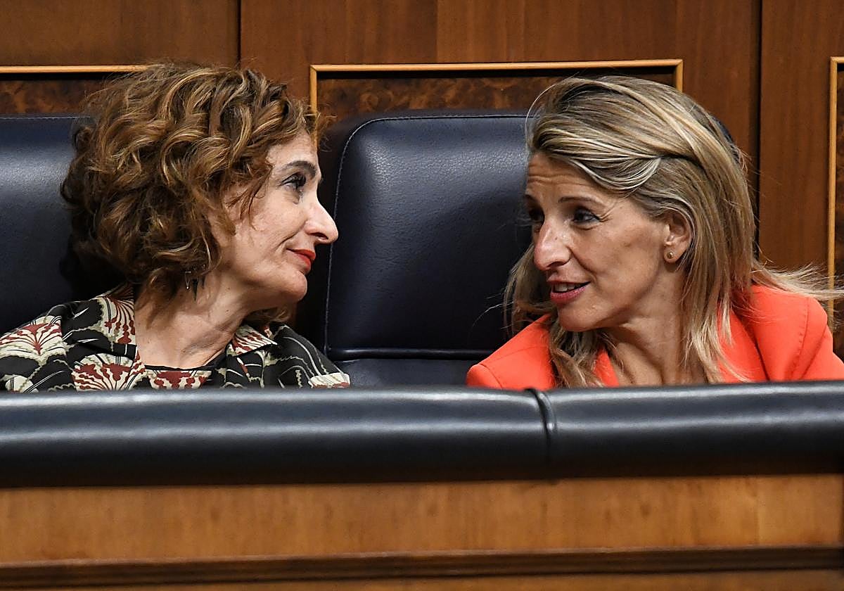 La vicepresidenta primera y ministra de Hacienda, María Jesús Montero (i) y la vicepresidenta segunda y ministra de Trabajo y Economía Social, Yolanda Díaz (d), durante una sesión plenaria extraordinaria