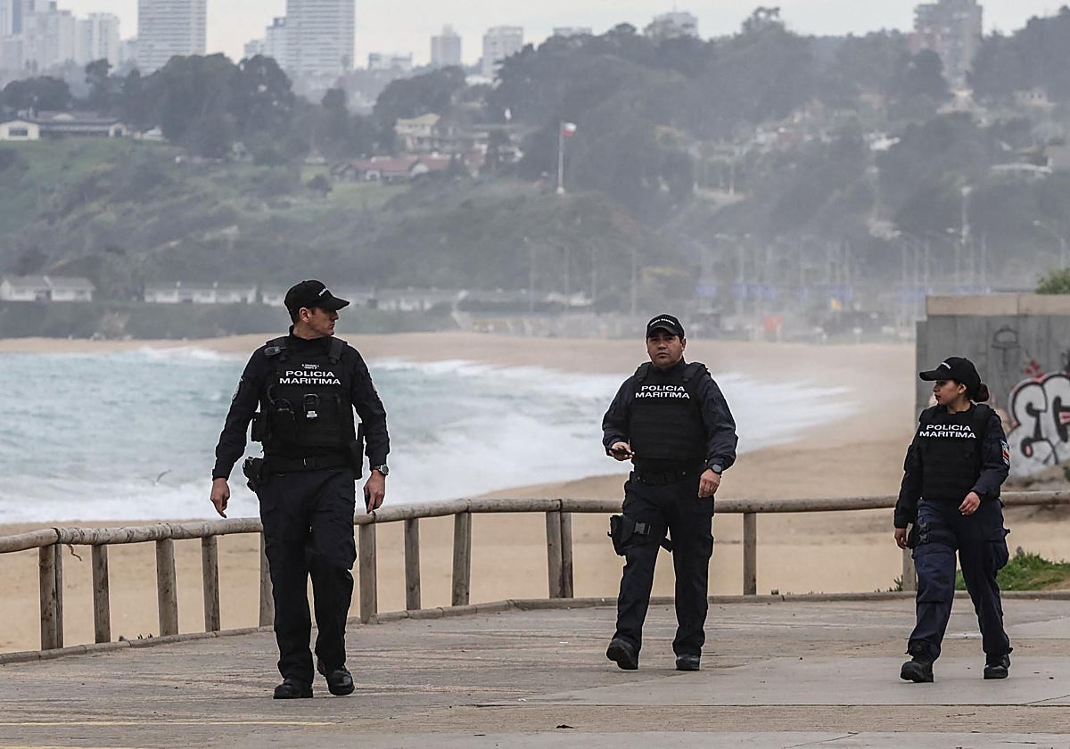 Policía chilena a evacuando la zona costera tras la alerta de tsunami en Viña del Mar