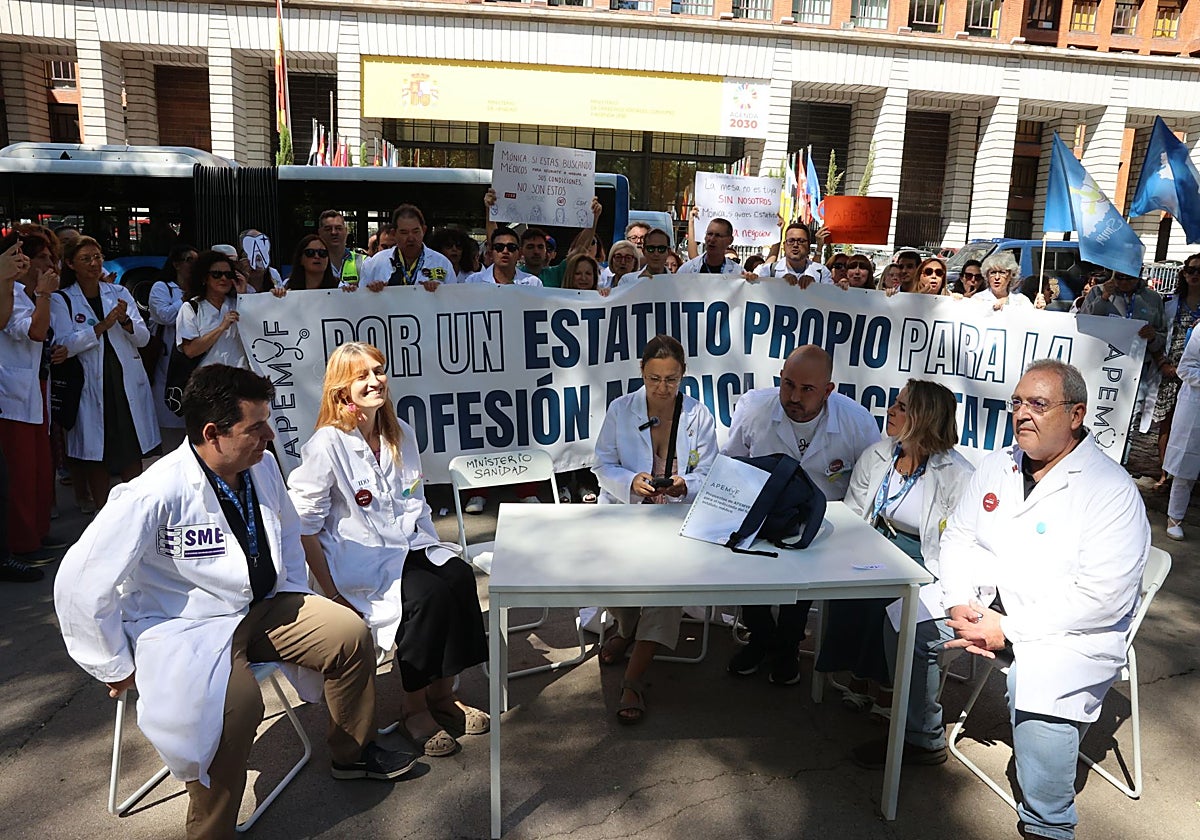 Representantes de Apemyf, este miércoles, frente al Ministerio de Sanidad