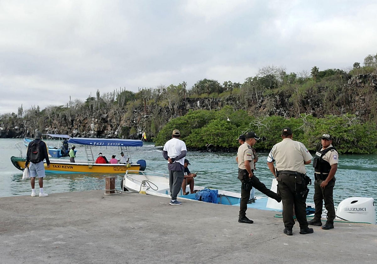 Agentes de policía esperan a turistas tras la alerta de tsunami en Ecuador