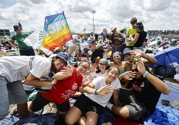 Cientos de miles de jóvenes llenan ya la explanada donde el Papa tendrá su primer evento multitudinario