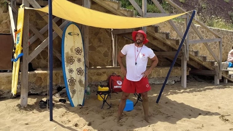Eduardo Núñez, bajo la carpa que les han puesto en la playa en la que trabaja