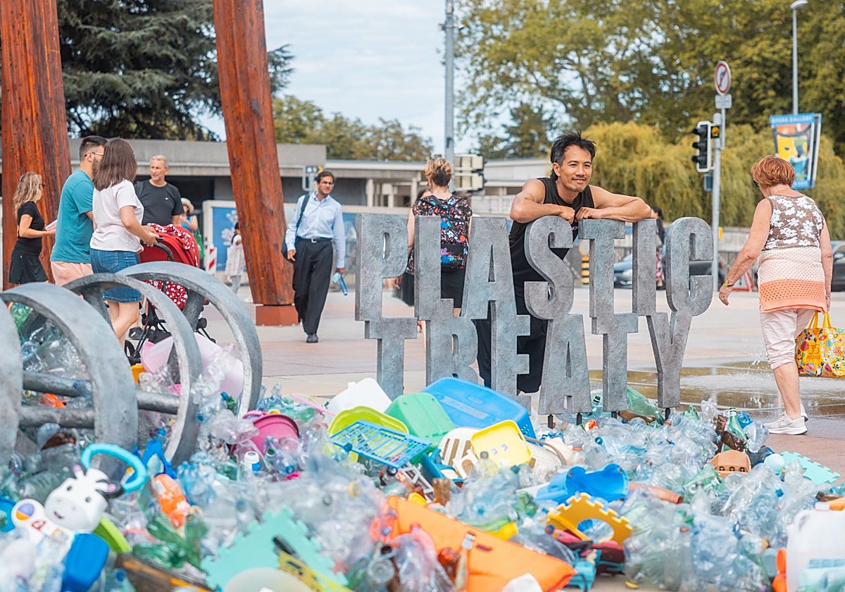 Estatua ante la ONU busca alertar del peligro de los plásticos, cuya limitación se negocia
