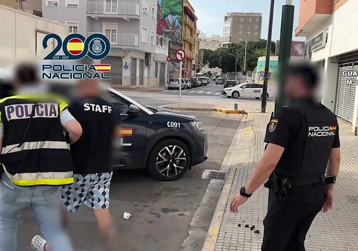 Uno de los detenidos en la operación