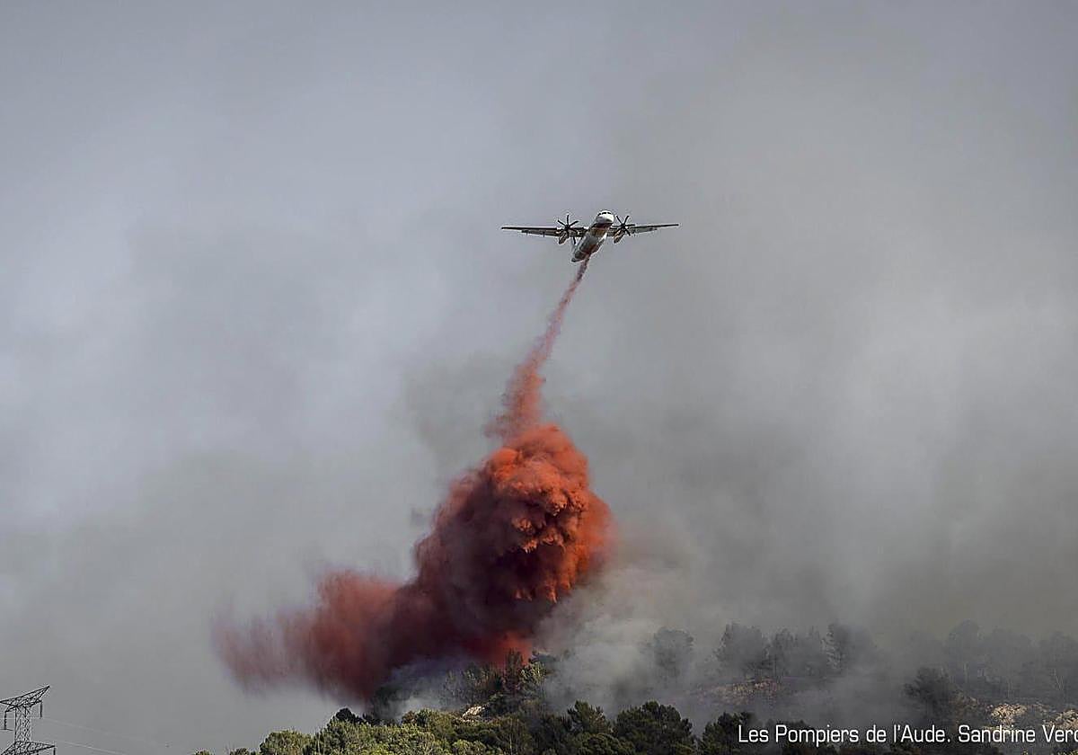 El humo del peor incendio en décadas en Francia se huele ya en el norte de Cataluña
