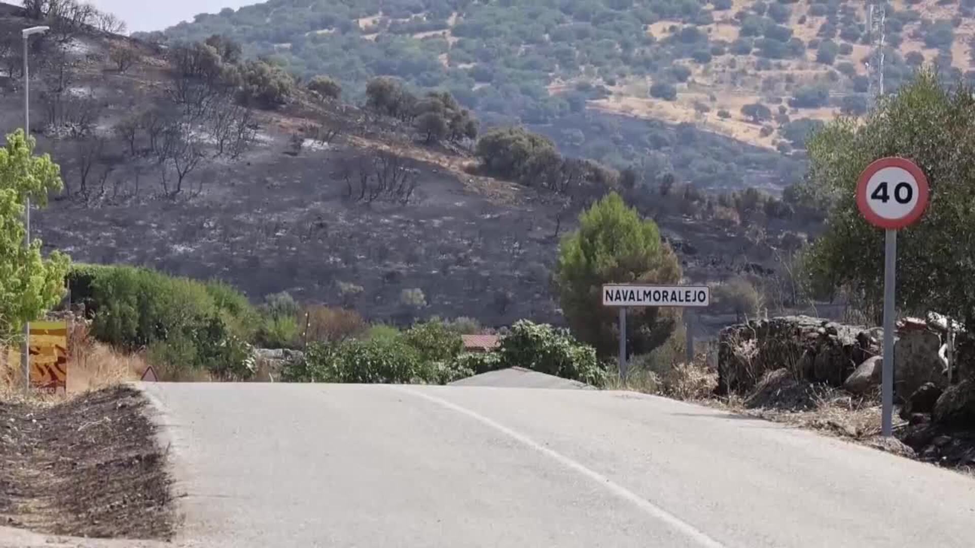 El incendio de Navalmoralejo (Toledo) quema 3.250 hectáreas, el 75 % en suelo extremeño