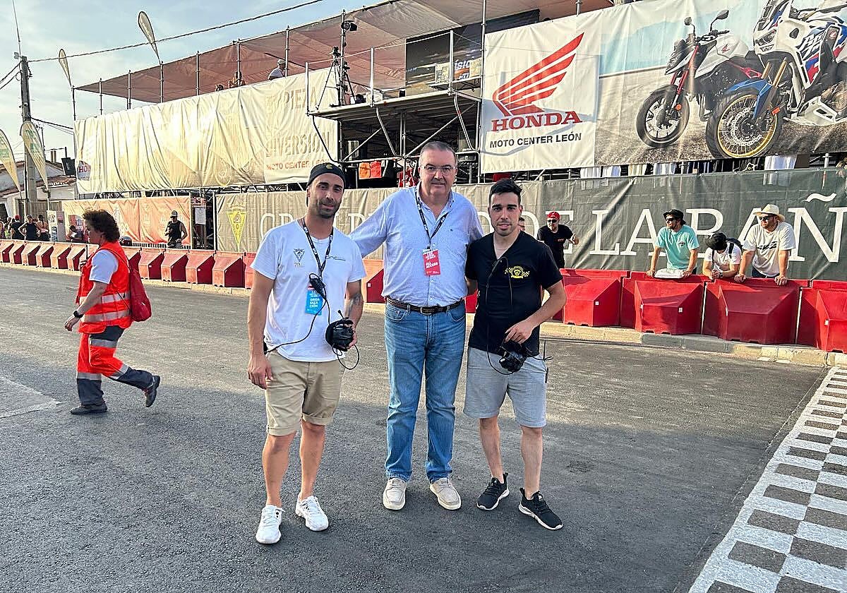 A la izquierda, Abel Ramos junto al vicepresidente de la Diputación en el Gran Premio celebrado el pasado fin de semana en la Bañeza