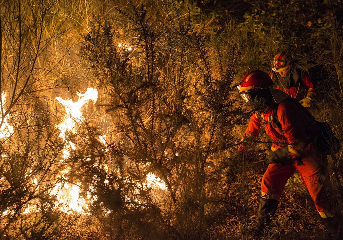 La UME, en el epicentro del fuego en Orense: «Esto es muy duro, venimos de estar cinco meses en la DANA de Valencia»