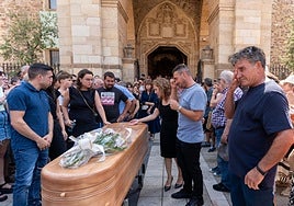 León despide a sus víctimas: «Allí no había nadie, solo los vecinos apagando las llamas»