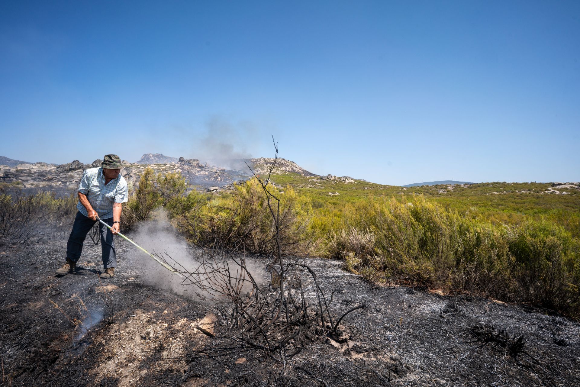 Hermógenes. vecino de Cádavos trata de contener el incendio a las afueras de su pueblo