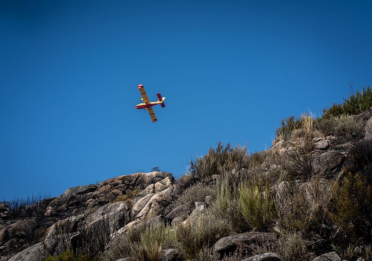 Un avión Canadair francés participa en la extinción del fuego en Cádavos (Orense)