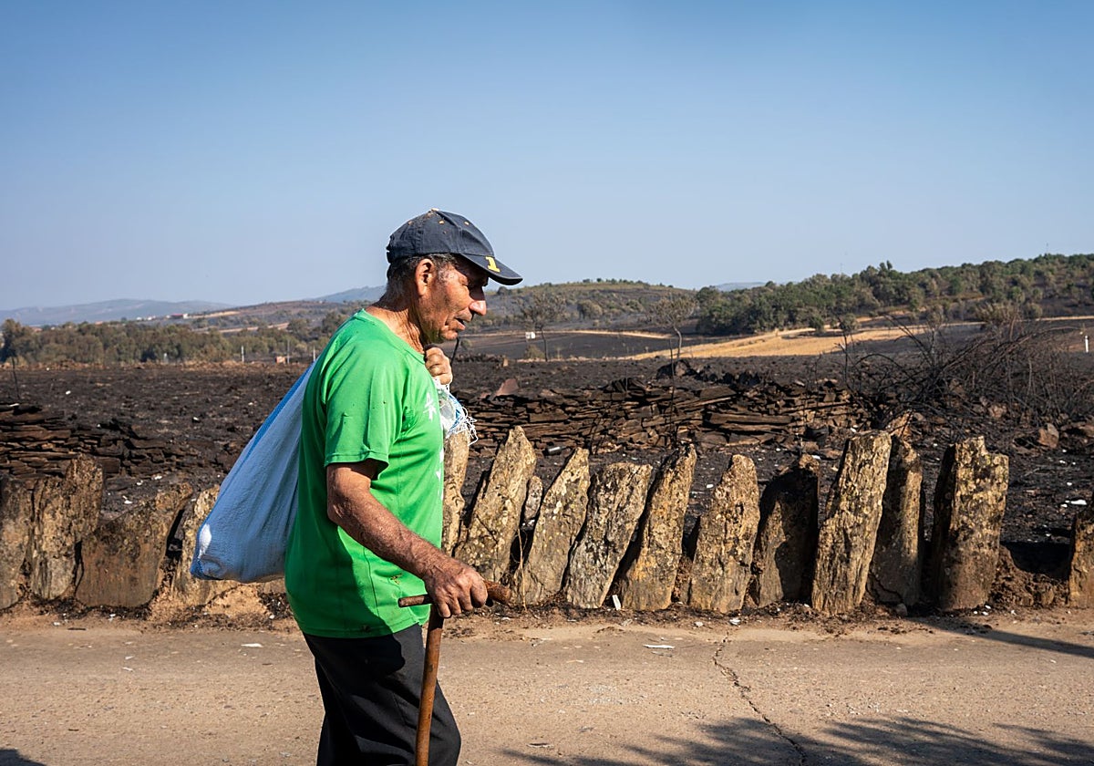 Ignacio regresa a su casa pensando si recibirá alguna ayuda después de que el fuego destruyera su tractor