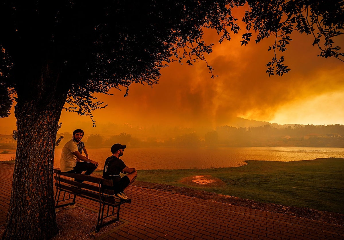 Personas observan un incendio forestal este viernes, en Vila da Ponte, Sernancelhe (Portugal)