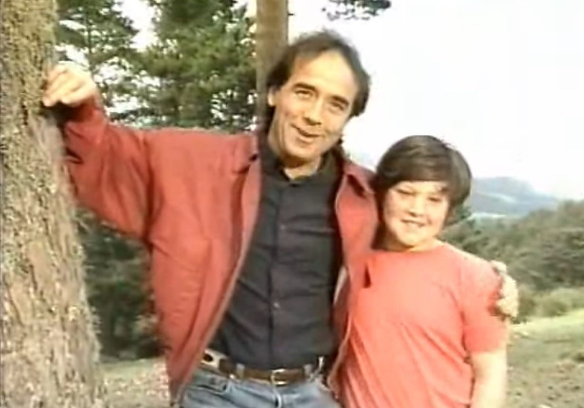 Joan Manuel Serrat con uno de los niños que participaron en el anuncio de Icona de 1990