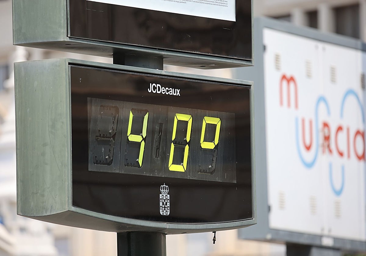 Un termómetro marca 40 grados en Murcia este domingo