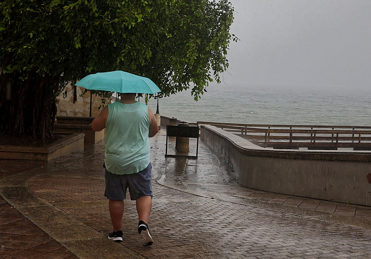 Una persona caminando por el viejo San Juan, Puerto Rico. El huracán inundó viviendas y carreteras