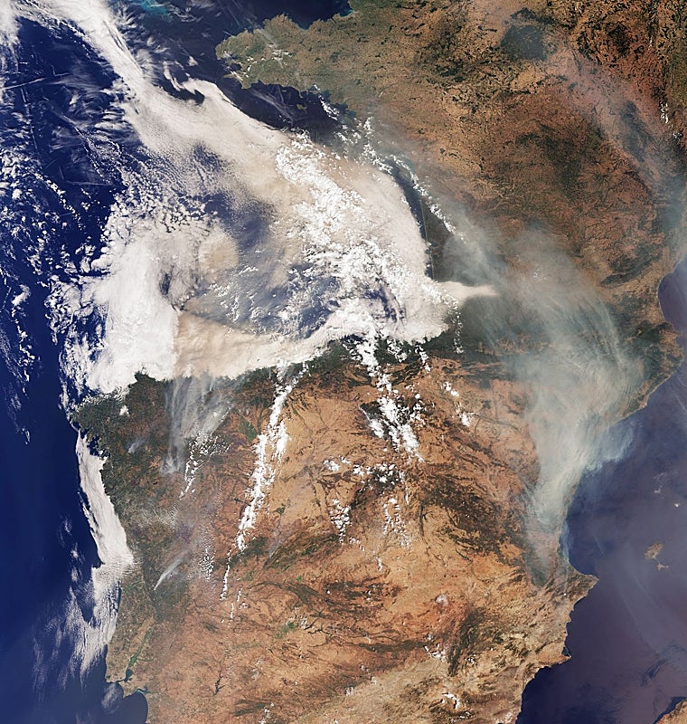 El humo de los incendios se mezcla con las nubes y se extiende hacia el Atlántico