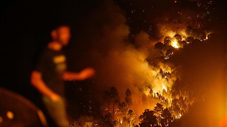 Un hombre en las inmediaciones del fuego de Quiroga, a 20 de agosto de 2025, en Bendollo, Quiroga, Lugo, Galicia (España)