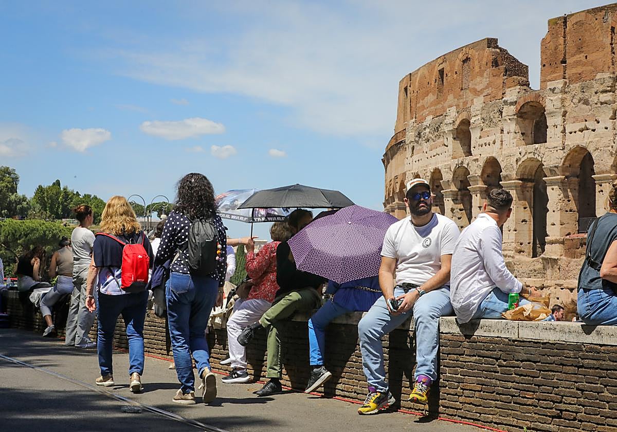 Turistas en el Coliseo de Roma