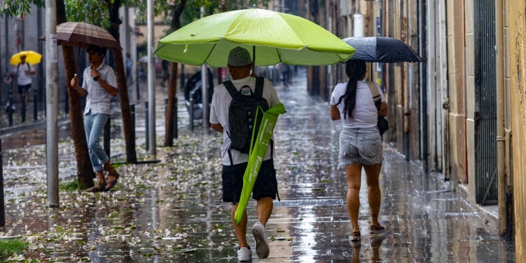 La Aemet avisa este viernes de una alerta por fuertes lluvias, tormentas y oleaje: las ocho provincias afectadas