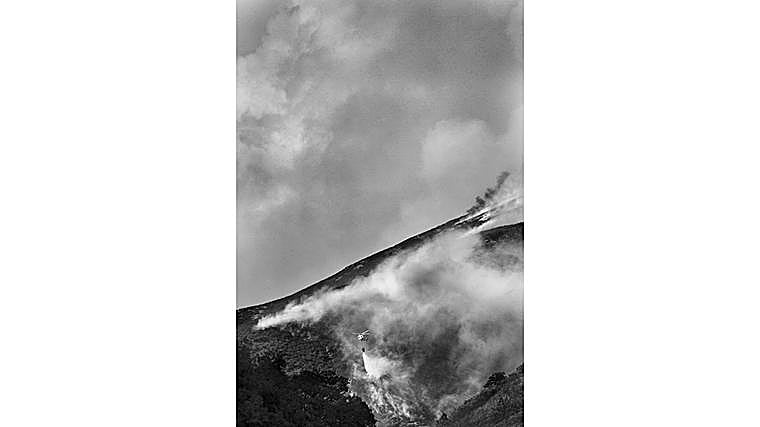 En el valle de Fornela, vecinos y equipos de emergencia han vivido días de incertidumbre y miedo. La orografía de la zona dificulta las maniobras aéreas y convierte cada descarga en un esfuerzo titánico para contener un fuego que amenaza pueblos enteros como San Pedro de Paradela, Cariseda y Peranzanes. La coordinación entre brigadistas, bomberos y voluntarios se complementa con los medios aéreos, que tratan de enfriar las zonas más expuestas para dar un respiro a quienes combaten en tierra.