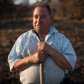 Domingo, vecino del municipio orensano de Montes, lamenta que la Administración ponga «pegas, pegas y más pegas»
