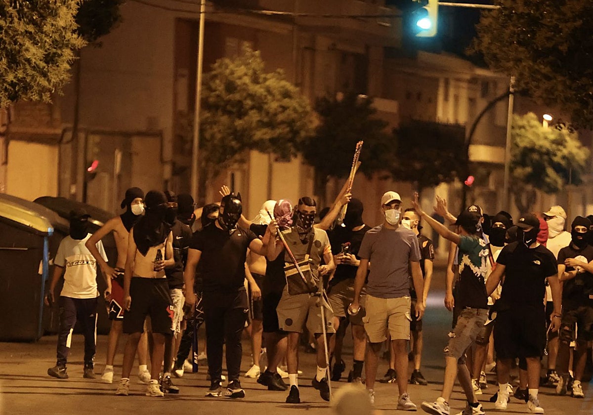 Grupos de encapuchados recorriendo las calles más céntricas de Torre Pacheco durante los sucesos del pasado mes de julio